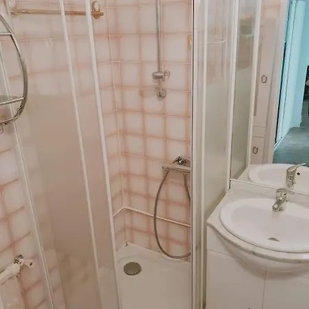T4 Meuble Proche Commodites 公寓